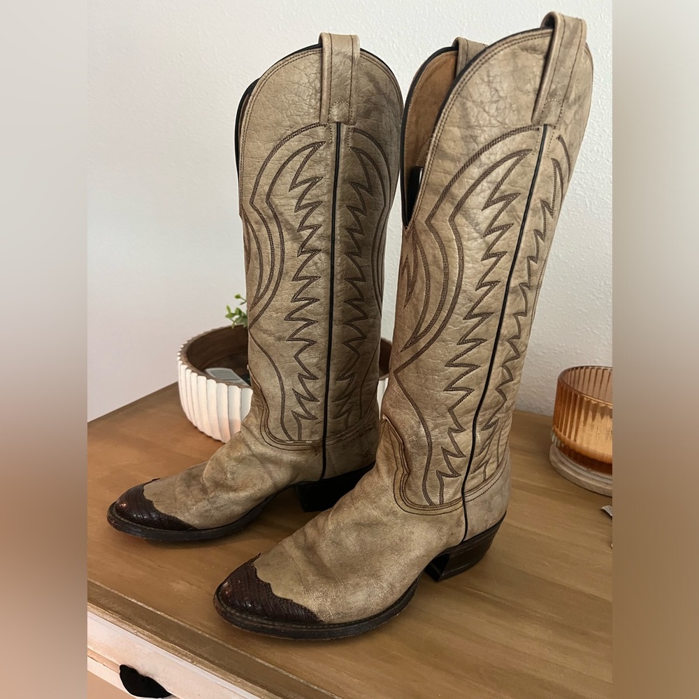 Neolite Woman’s cowboy boots.